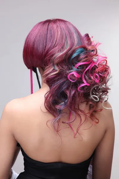 Retrato de uma menina bonita com cabelo tingido, coloração de cabelo profissional Imagem De Stock