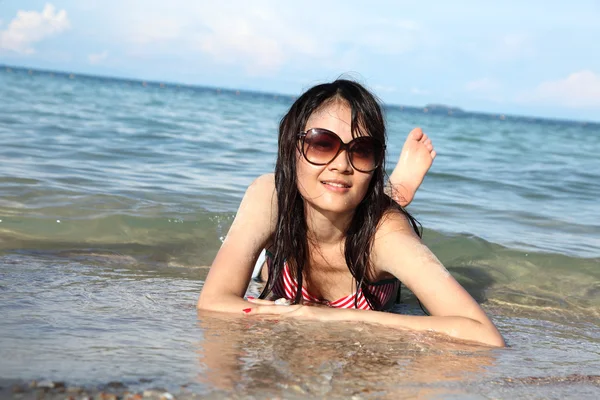 Mulher asiática bonita posando na praia — Fotografia de Stock