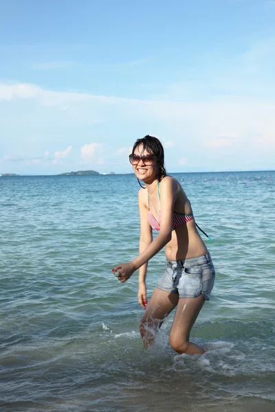 Kobieta bardzo Azji pozowanie na plaży — Zdjęcie stockowe