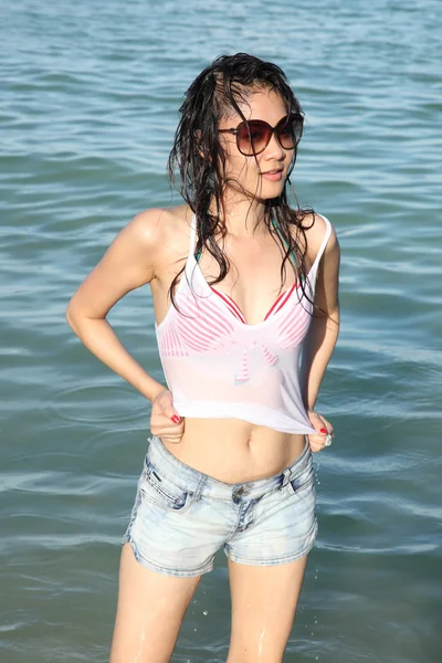 摆在海滩上的漂亮亚洲女人 — 图库照片