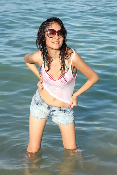 Mulher asiática bonita posando na praia — Fotografia de Stock