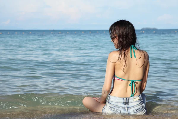 Pretty Asian woman posing on the beach — Stock Photo, Image