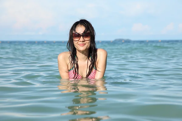 Ładna kobieta pozowanie na morzu — Zdjęcie stockowe