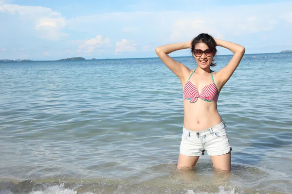 Pretty woman posing in the sea — Stock Photo, Image