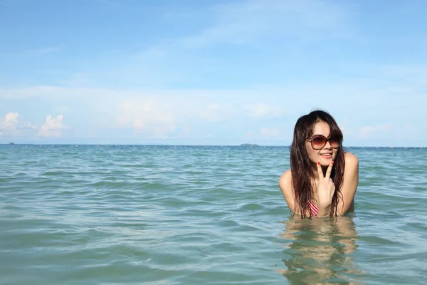 Güzel bir kadın denizde poz — Stok fotoğraf