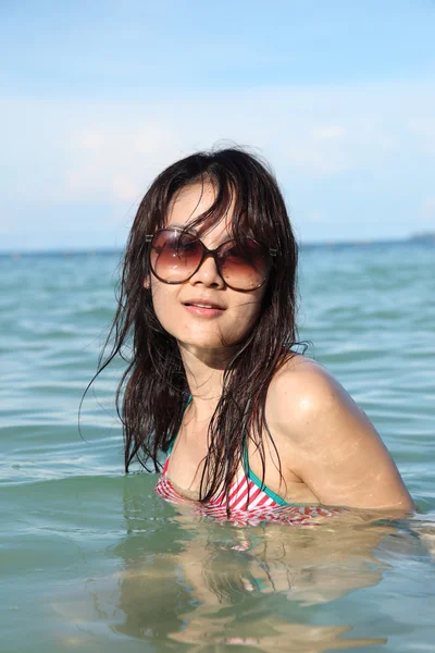 Красивая женщина, позирующая в море — стоковое фото
