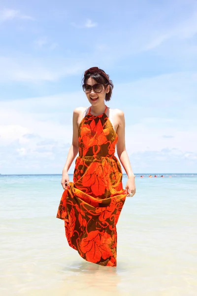 Jovem mulher bonita em vestido de verão e óculos de sol na praia — Fotografia de Stock