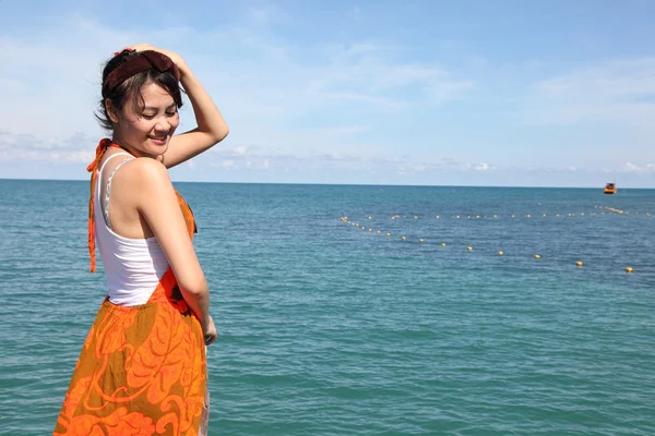 海でポーズのきれいな女性 — ストック写真