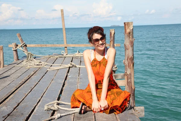 Femme sexy sur le pont au-dessus de la mer — Photo