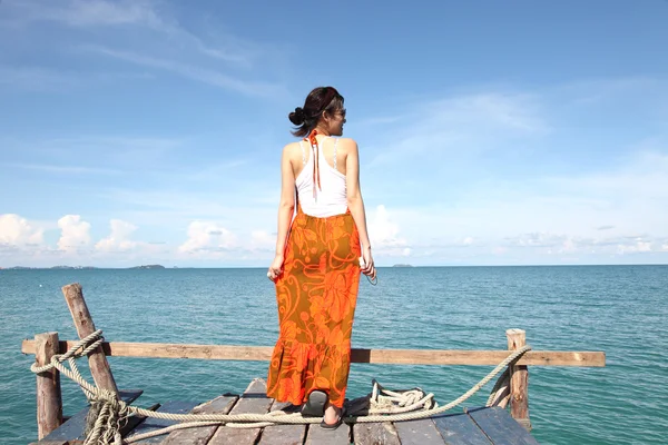 Femme sexy sur le pont au-dessus de la mer — Photo