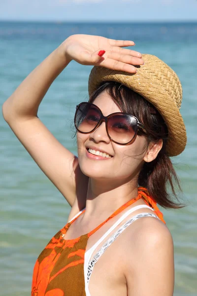 Porträt einer schönen jungen Frau mit braunem Hut — Stockfoto