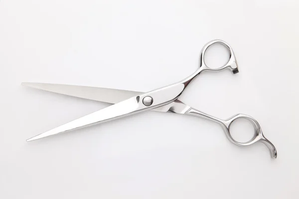 Beyaz arkaplanda saç makası izole edildi