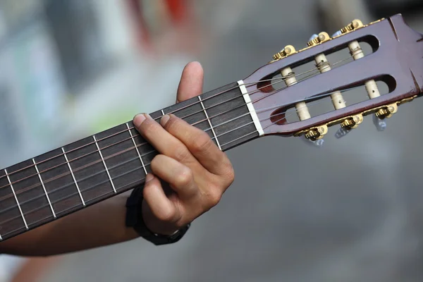 Acorde de guitarra tocado al aire libre — Foto de Stock