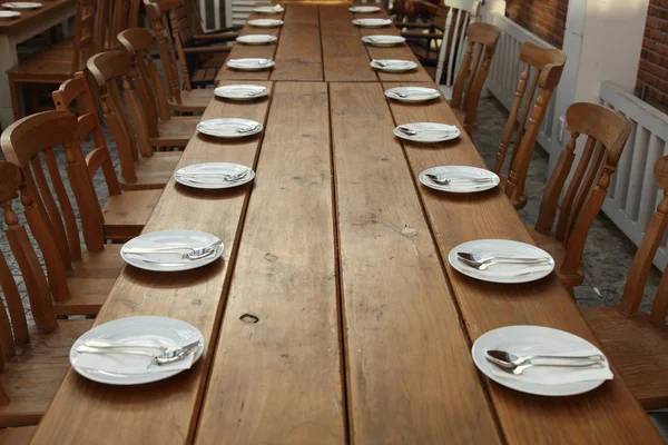 長い夕食のテーブル — ストック写真