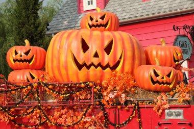 Halloween pumpkins kırmızı yangın kamyon üzerinde