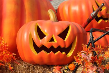 Halloween pumpkins kırmızı yangın kamyon üzerinde