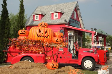 Halloween pumpkins kırmızı yangın kamyon üzerinde