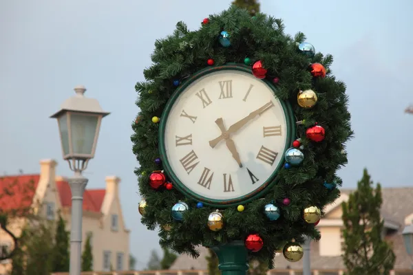 Χριστούγεννα ρολόι και έλατα κλάδους — Φωτογραφία Αρχείου