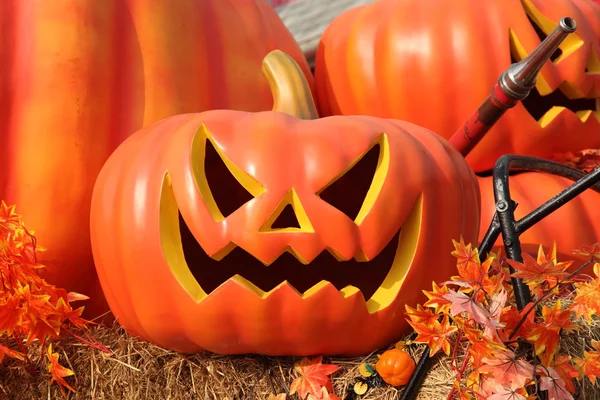 Calabazas de Halloween en rojo camión de bomberos — Foto de Stock