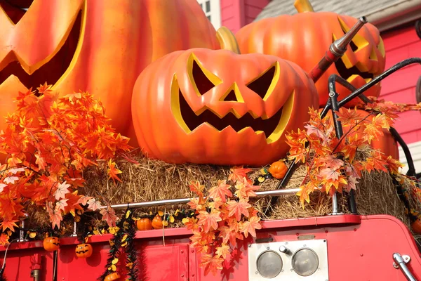 Halloweenpumpor på röd brandbil — Stockfoto