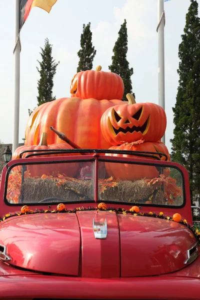 Calabazas de Halloween en rojo camión de bomberos — Foto de Stock