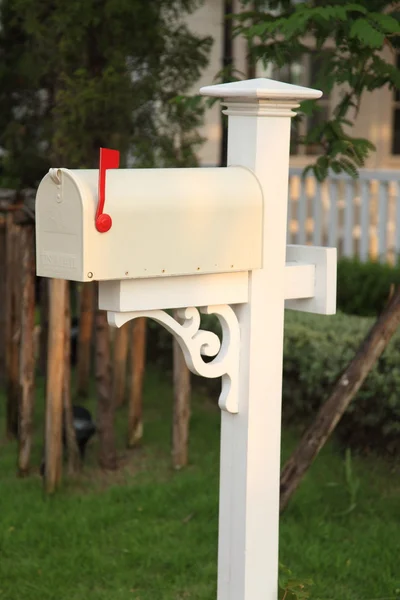 Ретро-белый почтовый ящик — стоковое фото