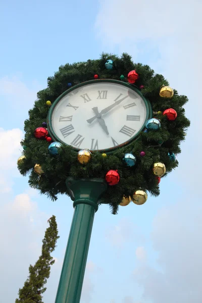 クリスマスの時計とモミの枝 — ストック写真