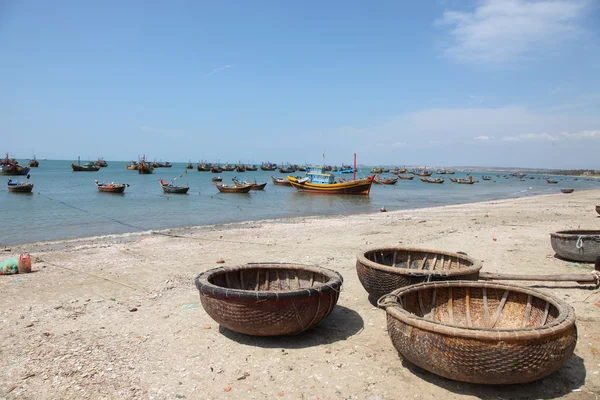 Traditionella vietnamesiska båt i korgen formade, mui ne, vietnam — Stockfoto