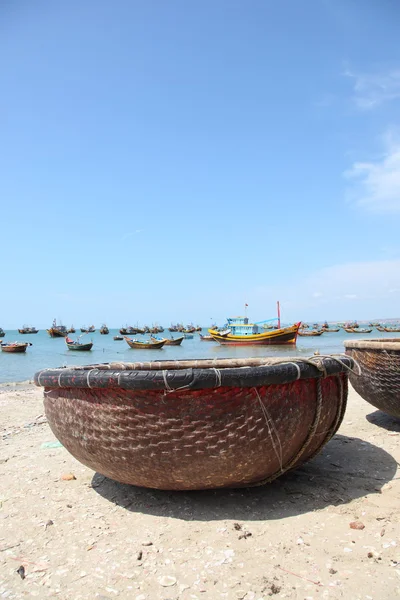Barco tradicional vietnamita en forma de canasta, Mui Ne, Vietnam — Foto de Stock