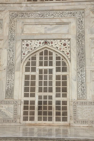 Las puertas laterales del famoso monumento de Taj Mahal — Foto de Stock