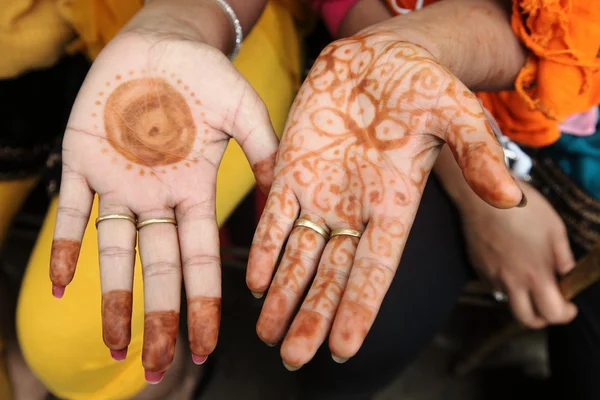 Primer plano de la pintura a mano de henna india — Foto de Stock