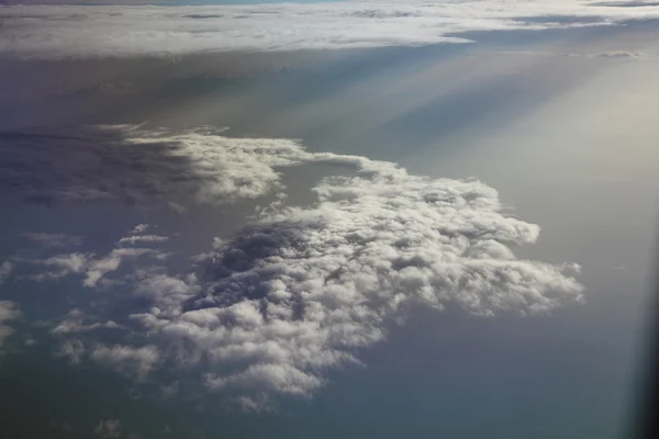 종류는 비행기에서 하늘 배경에 구름에 — 스톡 사진