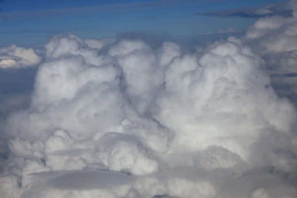 Sema bir uçağın üzerinden bir arka plan üzerinde bulutlar üstünde — Stok fotoğraf