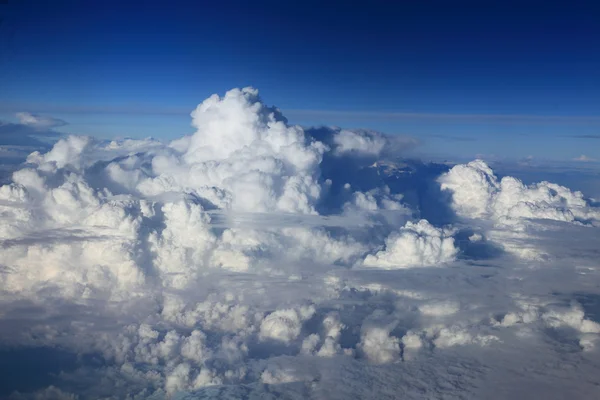 Tipo em nuvens em um contexto um firmamento de um avião — Fotografia de Stock