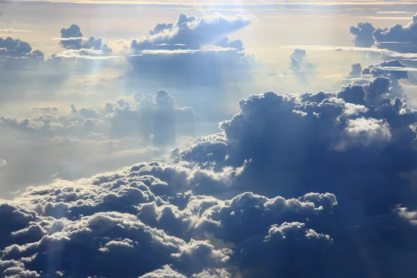 Вид на облака на фоне небосвода с самолета — стоковое фото