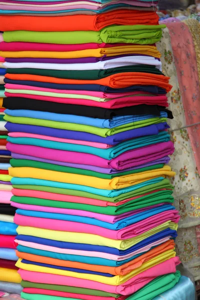 Pile of gentle folded shawls (scarfs) at the market — Stock Photo, Image