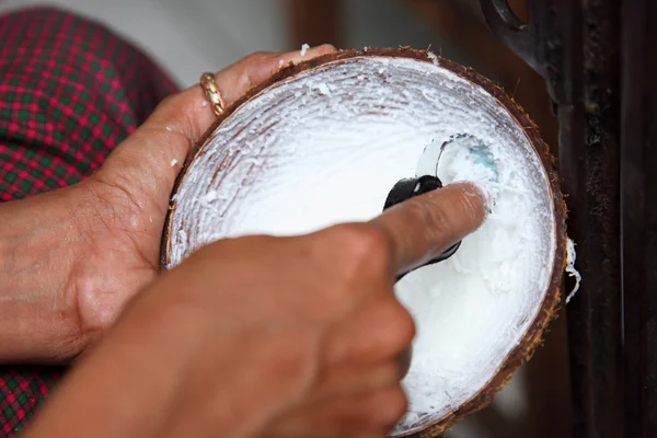 Broušení kokos ručně — Stock fotografie