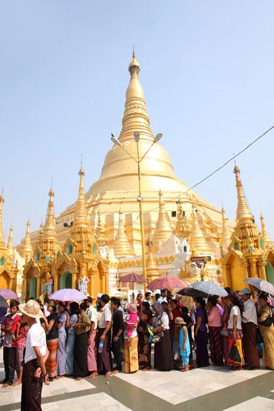 YANGON, MYANMAR - FEB 27: Shwedagon Pagoda 's 2600 annivesary.Monday, 27 February 2012, Yagon, Myanmar — стоковое фото