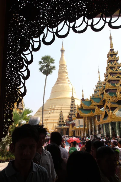 YANGON, MYANMAR - FEB 27: Shwedagon Pagoda 's 2600 annivesary.Monday, 27 February 2012, Yagon, Myanmar — стоковое фото