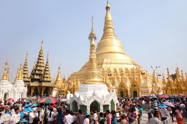 Yangon, myanmar - 27 lutego: shwedagon pagoda 2,600th annivesary.monday, 27 lutego 2012, yagon, myanmar — Zdjęcie stockowe