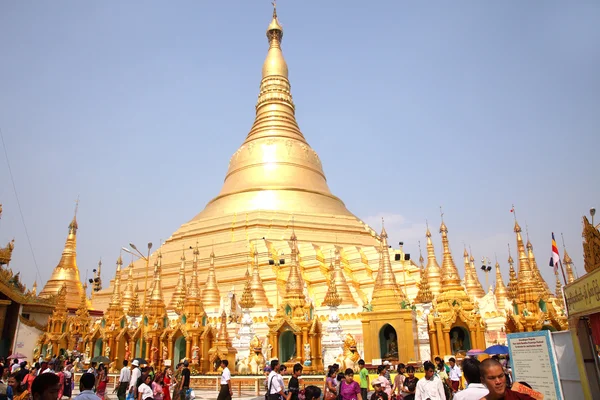 YANGON, MYANMAR - FEB 27: Shwedagon Pagoda's 2,600th annivesary.Monday, 27 February 2012, Yagon, Myanmar — Stock Photo, Image