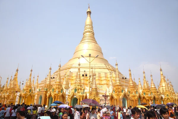 Yangon, myanmar - 27 Şubat: shwedagon pagoda'nın 2,600th annivesary.monday, 27 Şubat 2012, yagon, myanmar — Stok fotoğraf