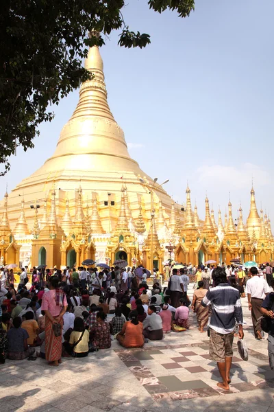 YANGON, MYANMAR - FEB 27: Shwedagon Pagoda 's 2600 annivesary.Monday, 27 February 2012, Yagon, Myanmar — стоковое фото