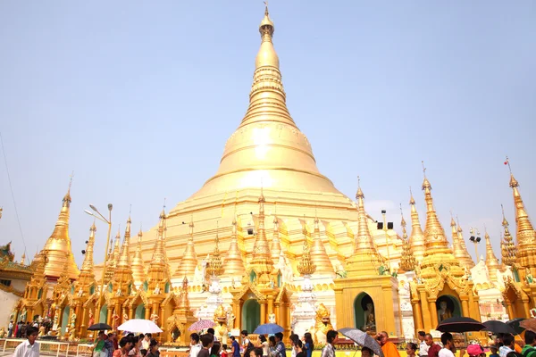 Yangon, myanmar - 27 lutego: shwedagon pagoda 2,600th annivesary.monday, 27 lutego 2012, yagon, myanmar — Zdjęcie stockowe