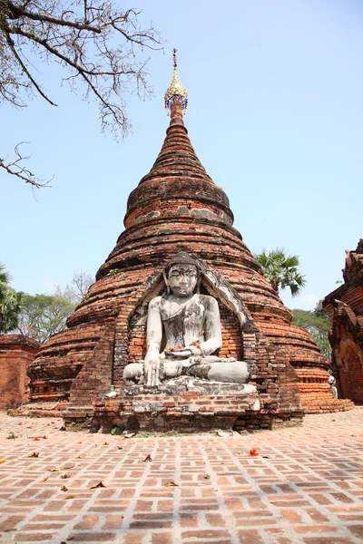 Starověké buddha a stúpa v královské město innwa (ava) v Myanmaru (Barmě). — Stock fotografie