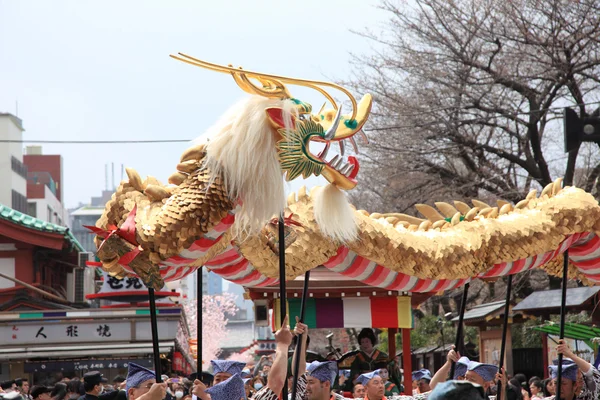 TOKIO - 19 DE MARZO: El evento de "Kinryu no mai" (Danza del Drangón Dorado) en el templo de Asakusa 19 de marzo de 2013 en Tokio, Japón . — Foto de Stock