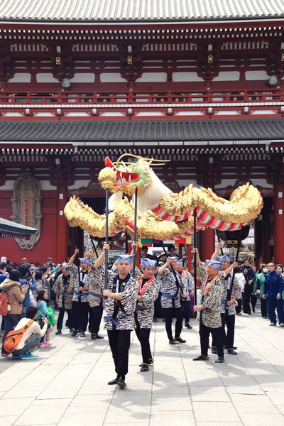 TÓQUIO - 19 DE MARÇO: o Evento de "Kinryu no mai" (Dança Drangon Dourada) no templo de Asakusa 19 de março de 2013 em Tóquio, Japão . — Fotografia de Stock