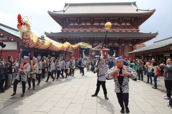 TOKYO - MARCH 19 : the Event of "Kinryu no mai" ( Golden Drangon Dance ) at Asakusa temple March 19, 2013 in Tokyo, Japan. — Stock Photo, Image