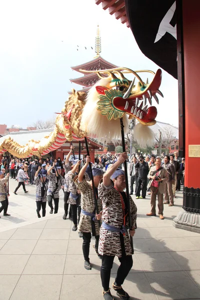 TOKYO - MARCH 19 : the Event of "Kinryu no mai" ( Golden Drangon Dance ) at Asakusa temple March 19, 2013 in Tokyo, Japan. — Stock Photo, Image