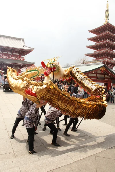 東京 - 3 月 19 日: のイベント「金龍舞」（黄金の drangon ダンス） 浅草寺 2013 年 3 月 19 日東京、日本. — ストック写真